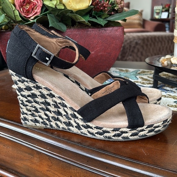 Brand New Toms Black Canvas Chevron Wedge Sandals Espadrille Ankle Strap Heels - Picture 3 of 14